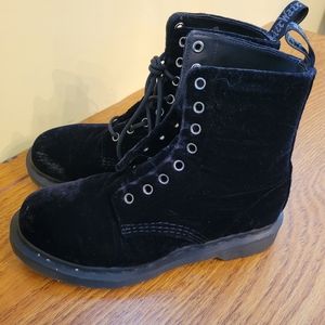 Doc Martens - Velvet Black
